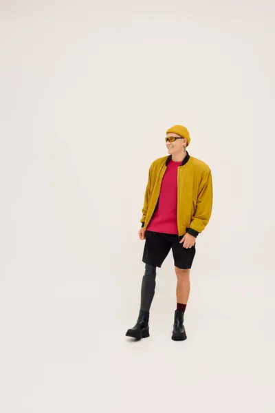 Bonito jovem confiantemente posa em trajes elegantes mostrando sua perna protética. — Fotografia de Stock