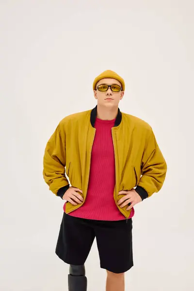Um jovem elegante com uma perna protética posa confiantemente em uma roupa na moda. — Fotografia de Stock