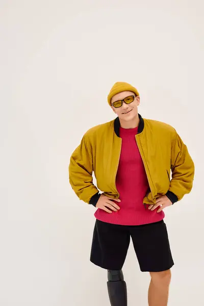 Um jovem elegante está confiantemente posando em trajes de moda com uma perna protética. — Fotografia de Stock
