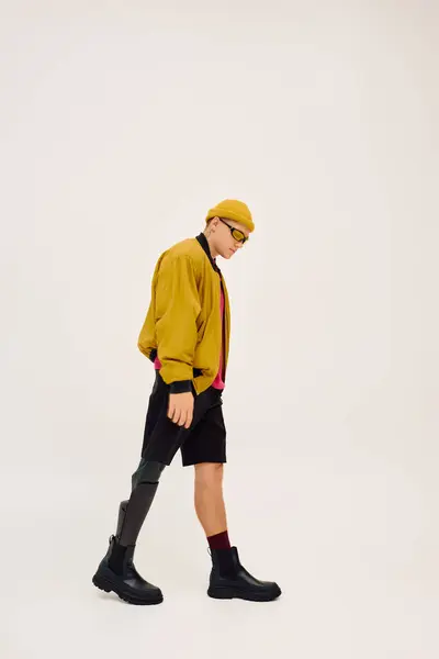 Young man confidently poses in fashionable attire, highlighting his prosthetic leg with style. — Stock Photo