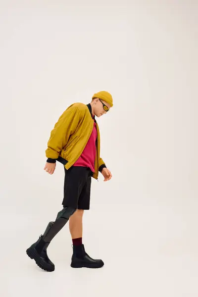 Jovem posa confiantemente em trajes de moda, destacando sua perna protética com estilo. — Fotografia de Stock