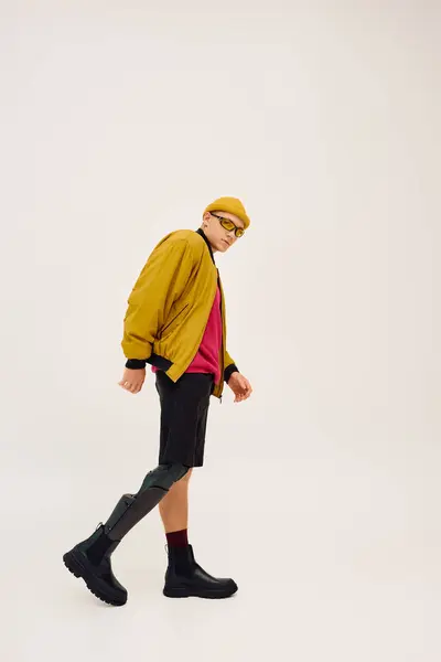 Bonito jovem confiantemente posa em roupas da moda enquanto mostra sua perna protética. — Fotografia de Stock