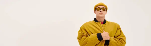 Schöner Mann präsentiert dynamisches Outfit mit Haltung in elegantem Atelier-Ambiente, Banner — Stockfoto