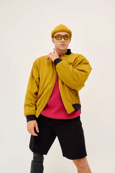 Um jovem está confiante em trajes da moda, destacando a diversidade e a inclusão na moda. — Fotografia de Stock