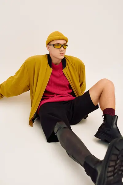 Jovem elegante com uma perna protética posa em roupa elegante, exalando confiança e charme. — Fotografia de Stock
