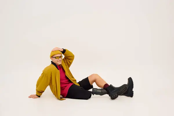 A stylish young man poses confidently with a prosthetic leg, exuding charm. — Stock Photo