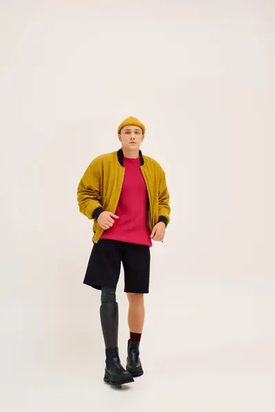 Jovem posa confiantemente em trajes elegantes, destacando a moda com uma perna artificial. — Fotografia de Stock