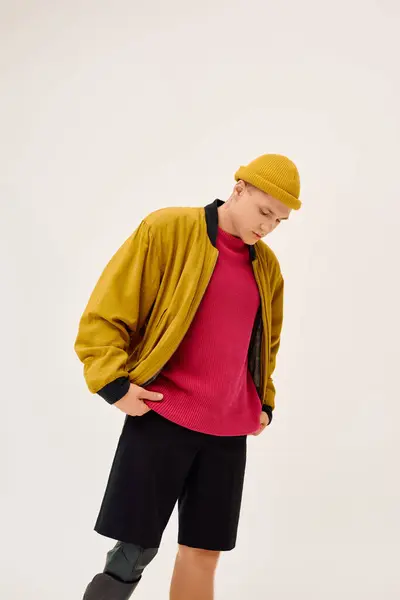 Bonito jovem posa confiantemente na roupa da moda, destacando sua perna protética. — Fotografia de Stock