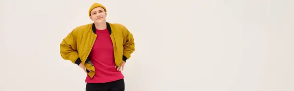 Un giovane uomo mette in mostra abbigliamento elegante, posa con fiducia in un ambiente pulito studio, banner — Foto stock