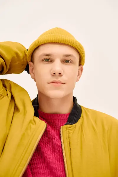 Fashion model showcases trendy outfit with vibrant colors in a minimalist studio environment. — Stock Photo