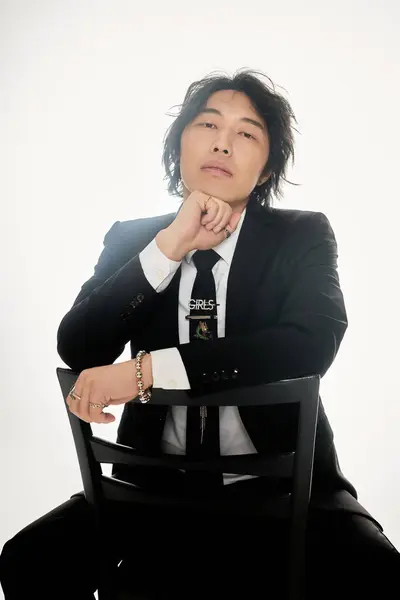 Handsome young man poses confidently while wearing a modern suit, expressing chic urban style. — Stock Photo