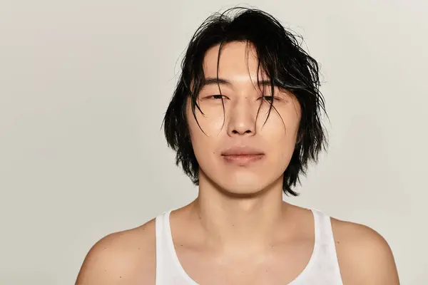 Handsome young man showcases urban fashion and confidence with a trendy hairstyle and chic look — Stock Photo