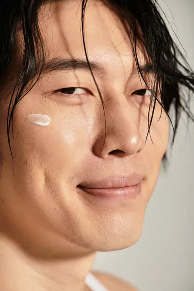 Stylish Asian man embraces self care, exuding confidence and charm in a modern space. — Stock Photo