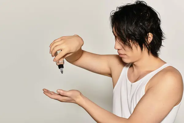 Un elegante giovane uomo asiatico condivide la sua routine di cura della pelle e senso della moda urbana. — Foto stock