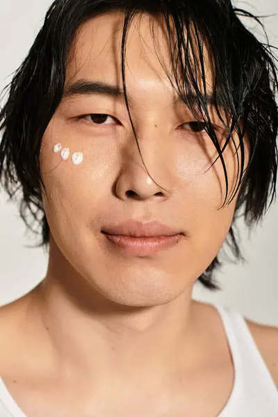 A stylish young Asian man poses confidently, highlighting his contemporary fashion. — Stock Photo