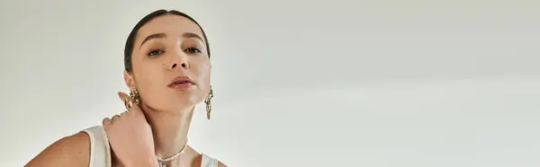 Beautiful gymnast poses with elegance in stylish outfit, highlighting her athletic abilities. — Stock Photo