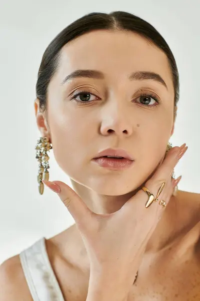 Une jeune femme élégante met en valeur son charme et sa flexibilité avec confiance. — Photo de stock