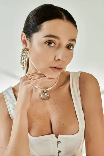 Una giovane donna con portamento mette in mostra il suo fascino elegante e la presenza accattivante. — Foto stock