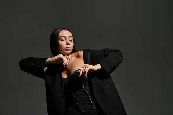 Una joven mujer muestra su flexibilidad atlética mientras usa un atuendo elegante, captando la atención. - foto de stock