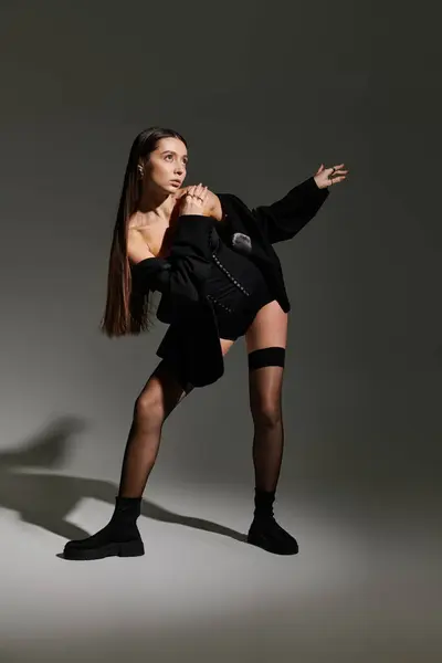 Brillante gimnasta exhibe su fuerza y elegancia mientras que golpea una pose dinámica en traje elegante. - foto de stock