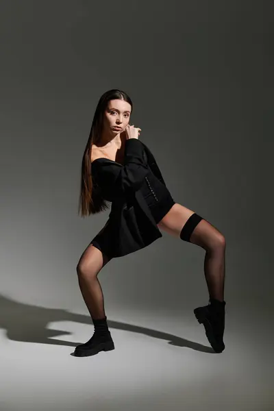 A young woman showcases her athleticism and elegance in trendy attire. — Stock Photo