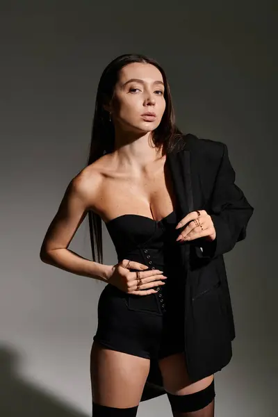 Une belle jeune femme met en valeur sa grâce et son style dans une tenue chic tout en posant avec confiance. — Photo de stock