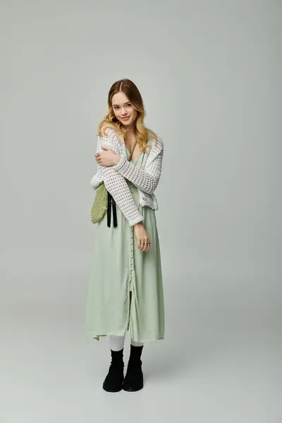 Uma jovem mulher vestindo uma roupa chique irradia vibrações de primavera, abraçando um olhar confiante e na moda. — Fotografia de Stock