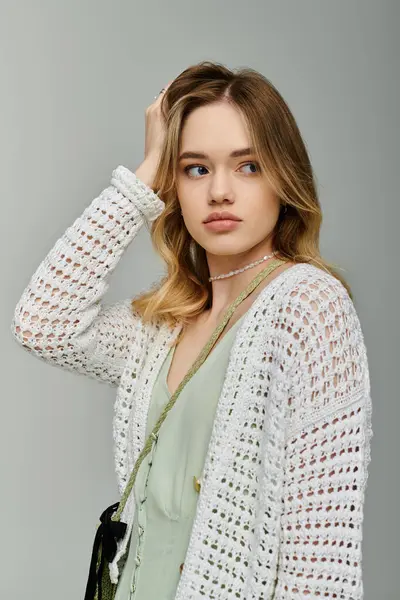 A young pretty woman poses elegantly in fashionable attire, embodying spring vibes and style. — Stock Photo