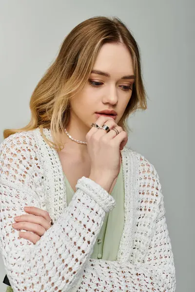 Una giovane donna irradia fiducia, mostrando il suo stile chic primavera con espressioni riflessive. — Foto stock