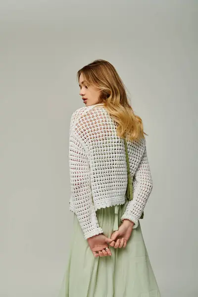 Young woman models a trendy spring outfit showcasing her unique style and warmth. — Stock Photo