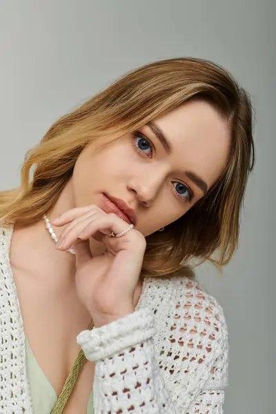 Una giovane donna posa con grazia, mostrando il suo vestito elegante e lo sguardo accattivante. — Foto stock
