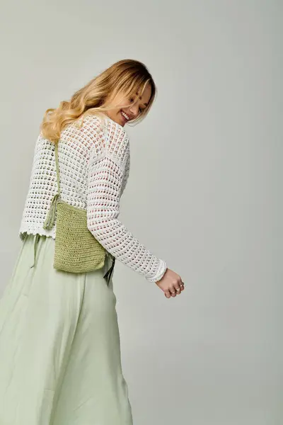 Luminoso, donna allegra mostra il suo vestito alla moda primavera e irradia gioia mentre gira. — Foto stock