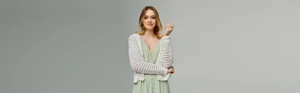 Selbstbewusste junge Frau präsentiert trendiges Outfit für warmes Wetter und saisonale Ausflüge. — Stockfoto