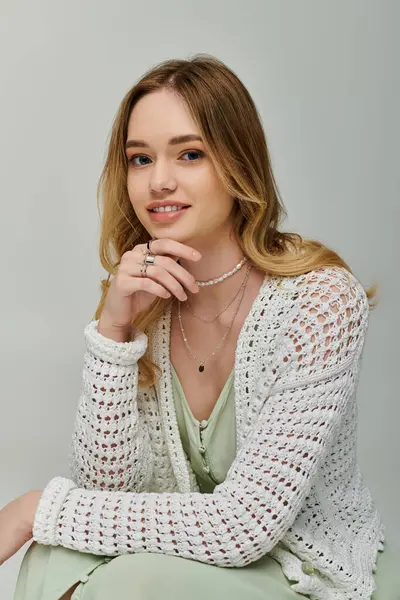 Una giovane donna mostra il suo stile primaverile con un vestito chic e un sorriso radioso. — Foto stock