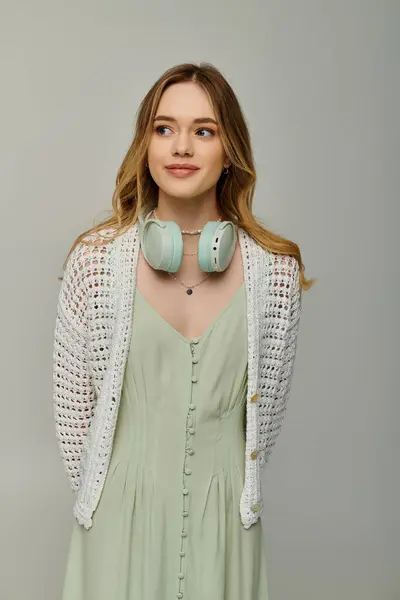 A young woman in a stylish outfit exudes spring vibes with her radiant smile. — Stock Photo