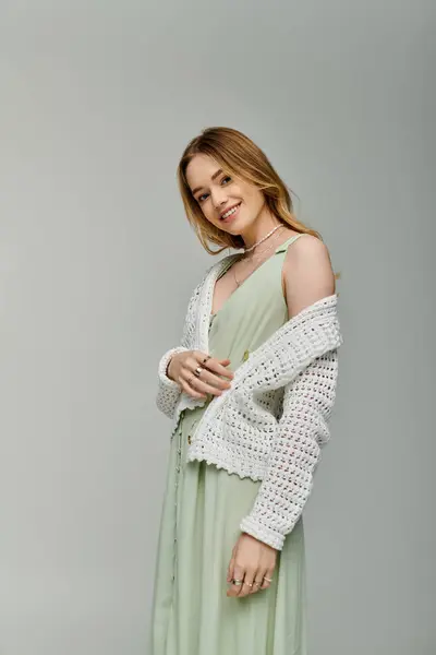 Una giovane bella donna posa con fiducia in un abito primavera chic, trasudando stile e fascino. — Foto stock