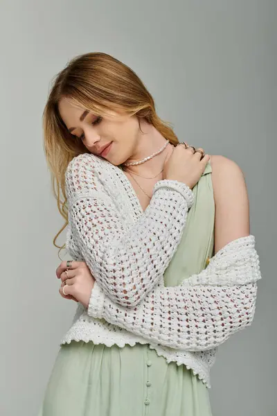 Una giovane donna incarna la primavera con i suoi strati eleganti e l'espressione calma. — Foto stock