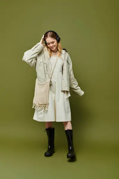 A young woman confidently smiles in her trendy spring outfit and chic accessories. — Stock Photo