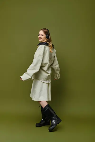 A fashion forward young woman wearing a trendy outfit displays confidence and joy in spring colors. — Stock Photo