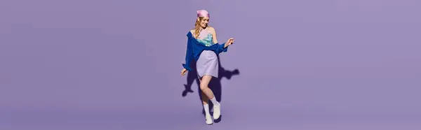 A young woman radiates joy in stylish attire, showcasing colorful spring fashion with confidence. — Stock Photo
