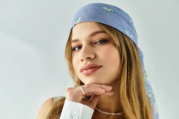 A stylish young woman showcases a chic spring outfit, embodying youth and freshness in a studio. — Stock Photo