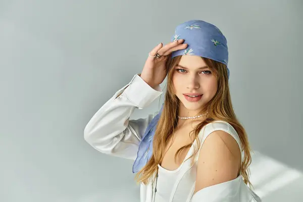 A stylish young woman showcases her spring outfit, embodying youthfulness and vibrant moods. — Stock Photo