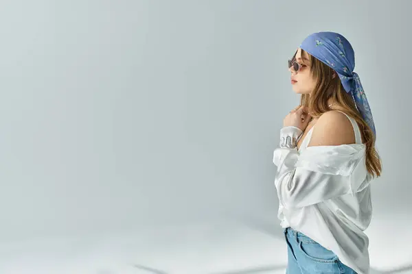 Stylish young woman radiates spring vibes in a trendy outfit set against a soft grey backdrop. — Stock Photo