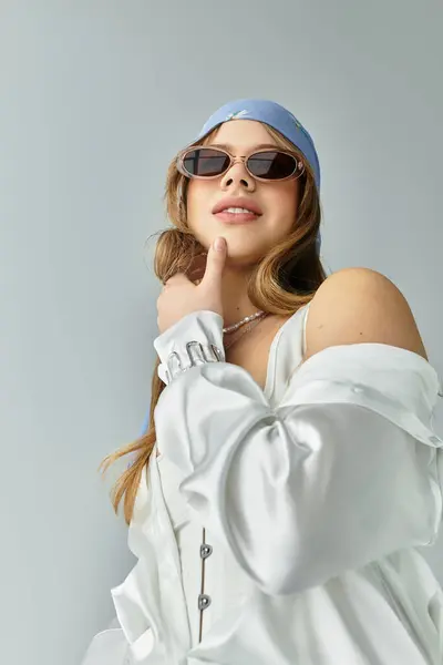 A young woman in a trendy spring outfit poses confidently in a studio, embracing the season's vibe. — Stock Photo