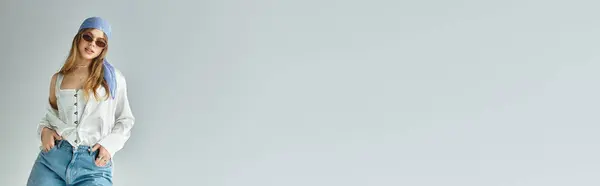 Young woman showcases a fresh and fashionable spring outfit against a minimalistic grey backdrop, banner — Stock Photo