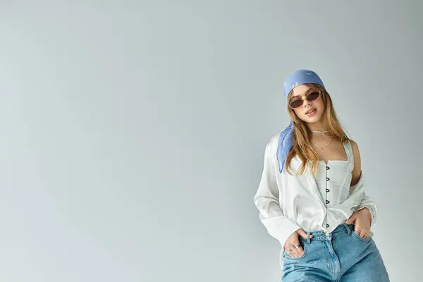 Brillante vibra primaveral irradia de una mujer joven con estilo en traje elegante casual, exudando confianza. - foto de stock