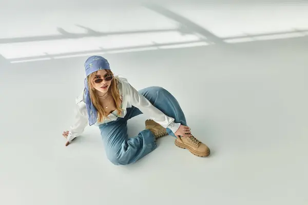 Uma jovem elegante posa graciosamente em uma roupa de primavera, apresentando juventude vibrante. — Fotografia de Stock