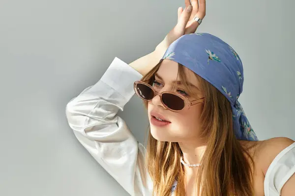 A stylish young woman poses in a studio, exuding spring vibes with her trendy look. — Stock Photo