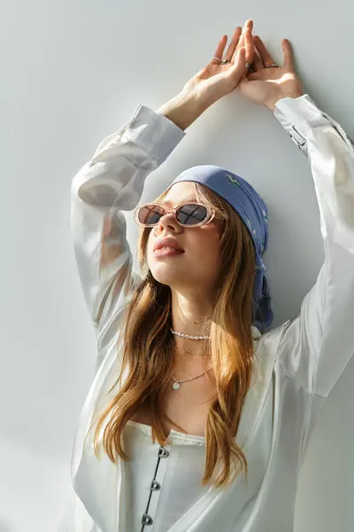 A youthful woman showcases a trendy spring outfit in a chic studio, radiating joy and freshness. — Stock Photo