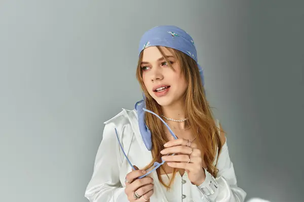 Une jeune femme branchée porte une tenue de printemps tout en prenant une pose en studio. — Photo de stock